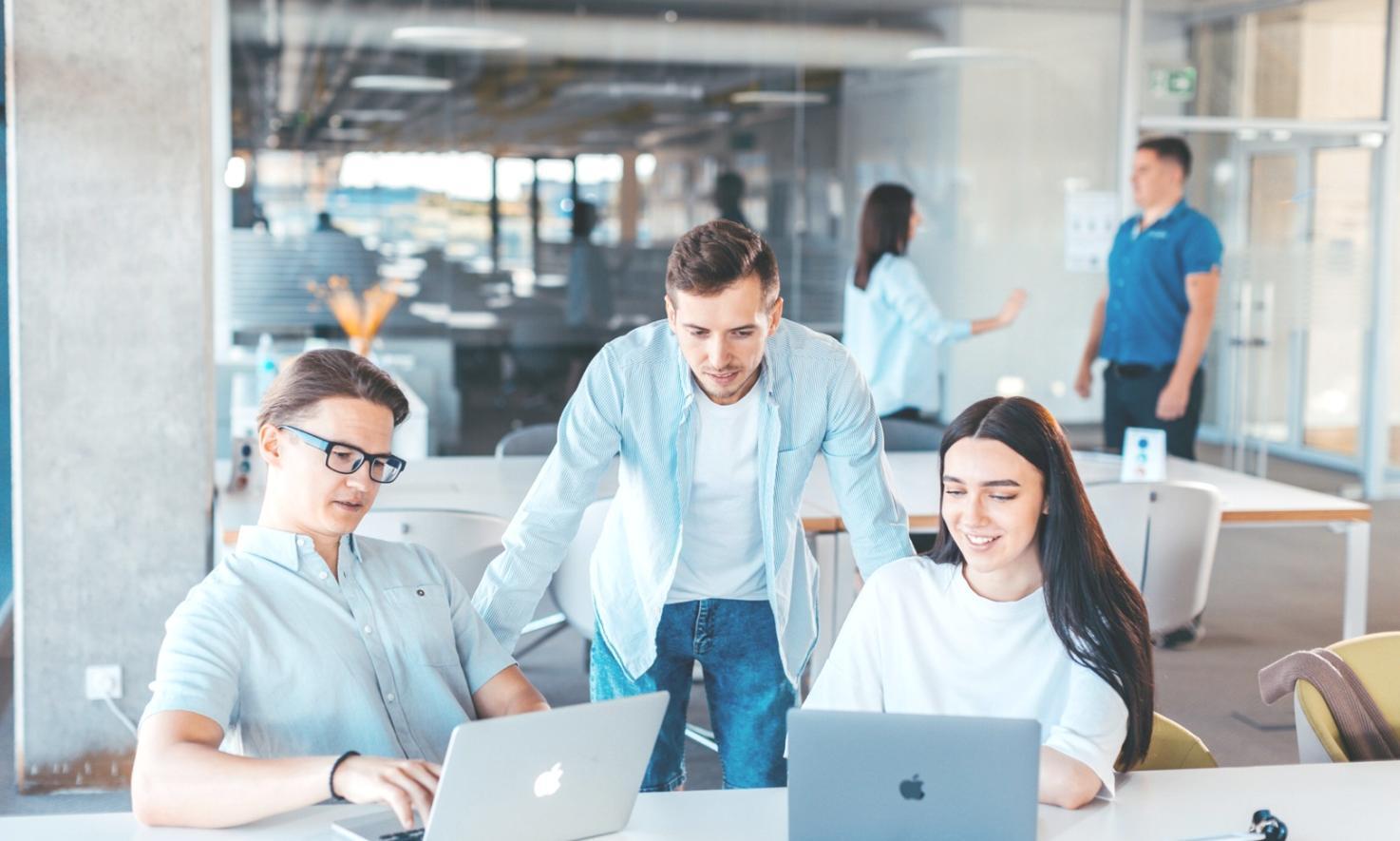 Équipe en session de formation financière collaborative