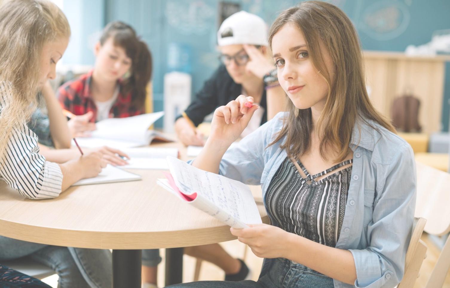 Réunion de partenaires financiers analysant des données de collaboration